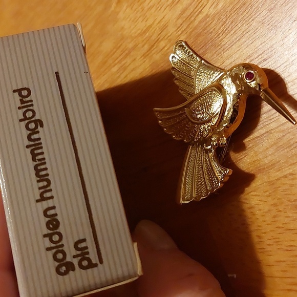 Vintage Avon 1987 Gold hummingbird brooch pin ruby eye with box - Picture 4 of 6